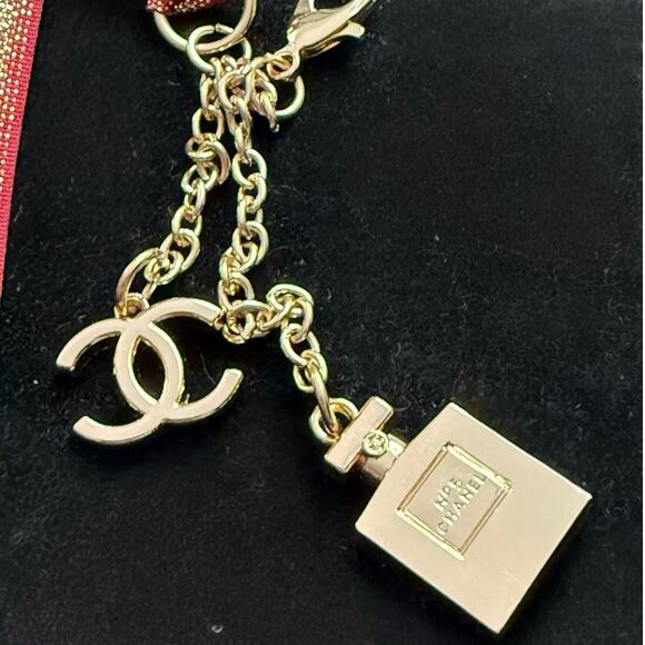 Chanel No 5 Limited Edition GWP Holiday Beauty Key Ring Charm with Bag - Picture 2 of 6